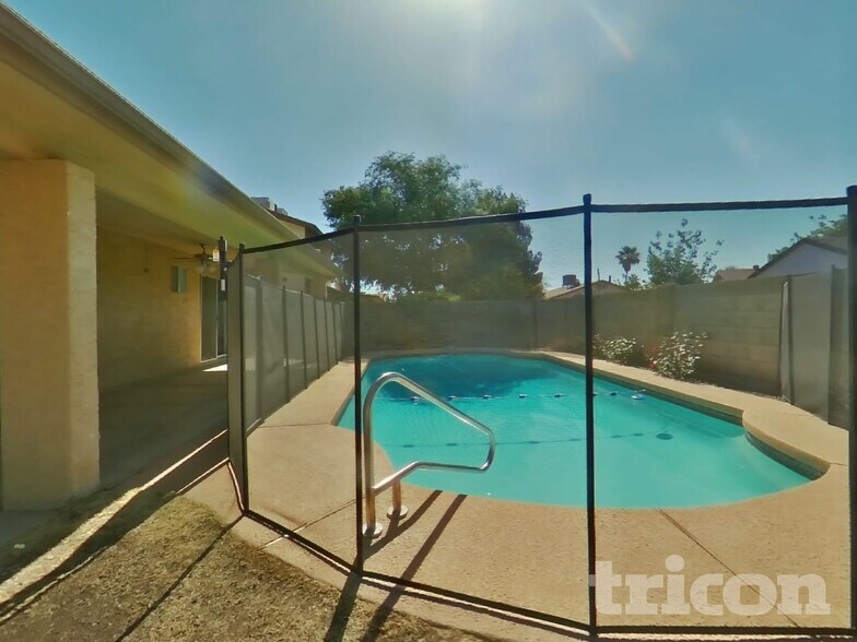 Building Photo - 4323 W Poinsettia Dr