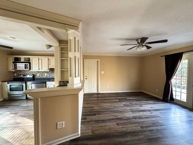 Building Photo - Charming 3 Bed 1.5 bath in College Lakes