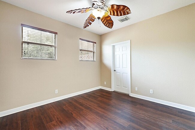 Building Photo - 748 Cresta Cir