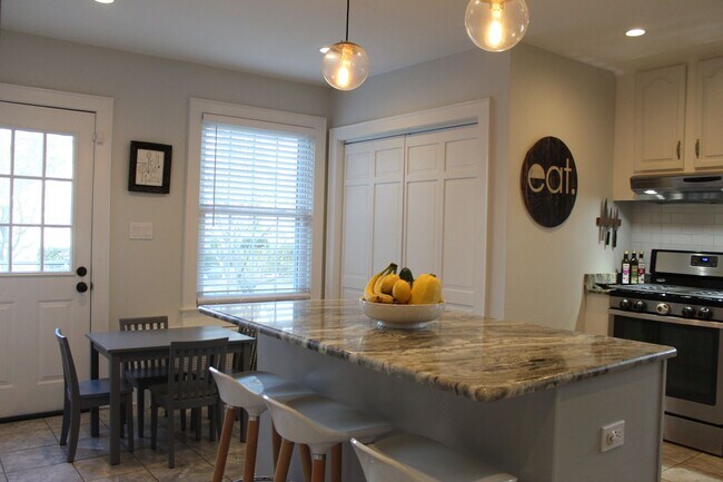 Building Photo - LARCHMONT