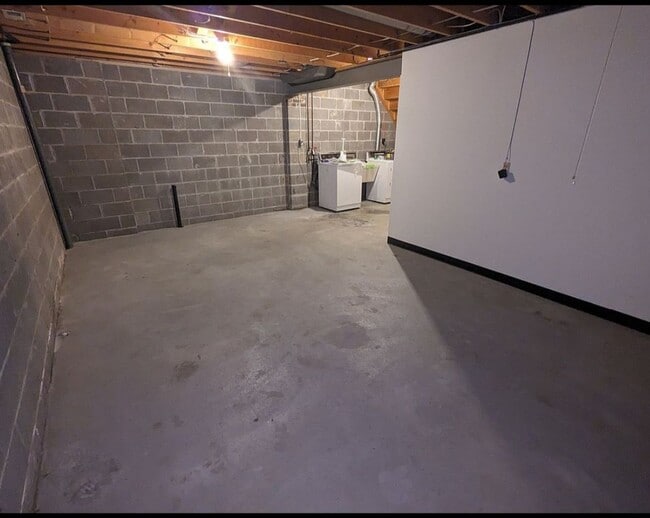 Building Photo - Charming and Convenient Townhome for Rent....