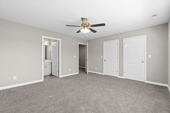 Building Photo - Two Bedroom with Garage on Exit 11!