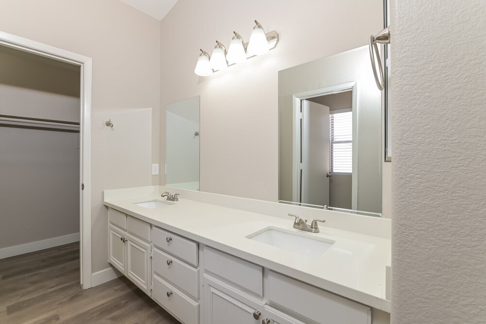 Building Photo - 5256 Del Lago Dr