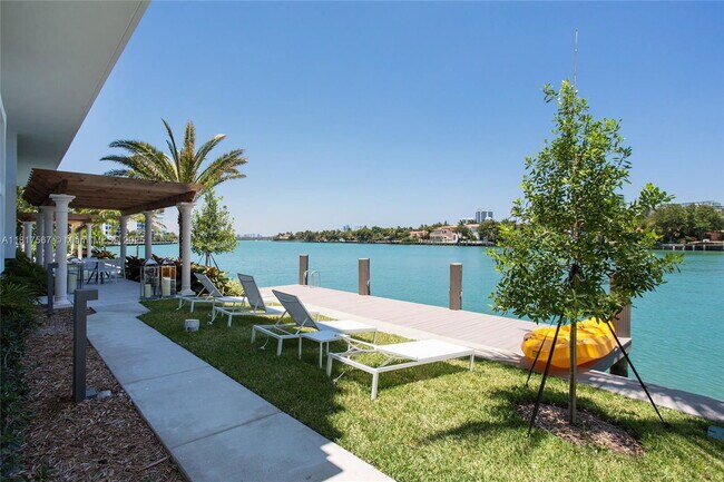 Building Photo - 9821 E Bay Harbor Dr