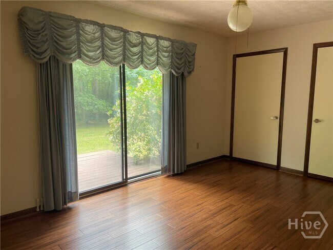 Building Photo - 170 Longview Dr