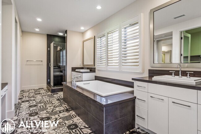 Building Photo - Luxurious and Rare 5 Bed 5.5 Bath Located ...