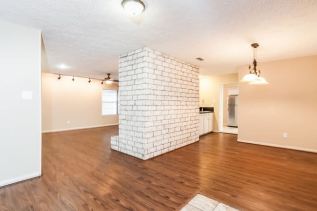Building Photo - 10123 Sagerock Dr