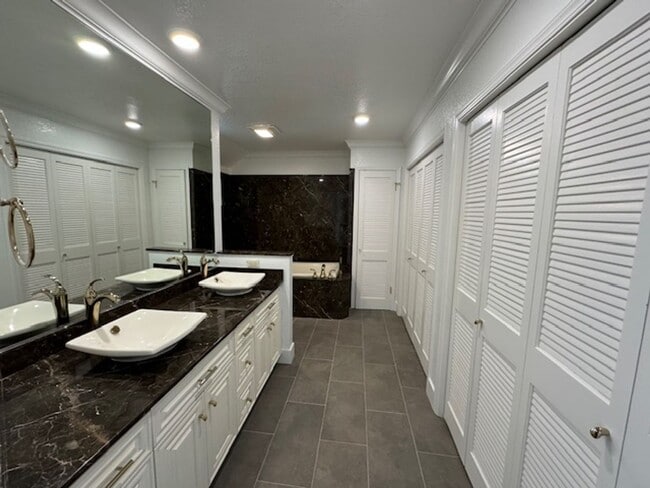 Building Photo - Tri-level townhome in highly desirable Dia...