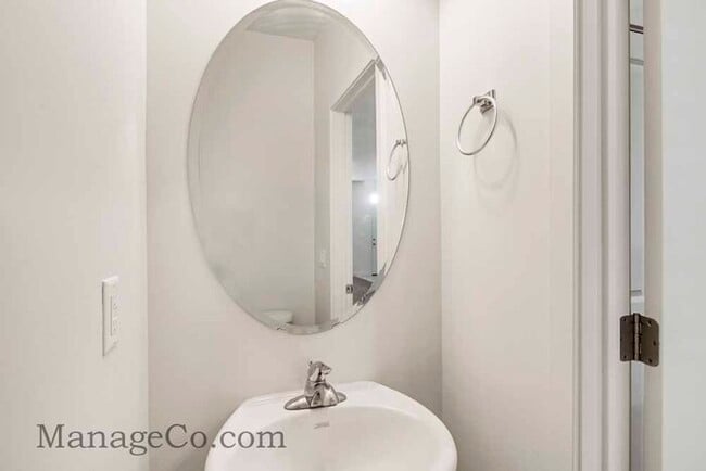 Building Photo - Comfortable New Townhouse