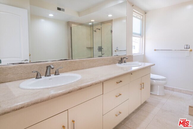 Building Photo - 480 N Robinwood Dr