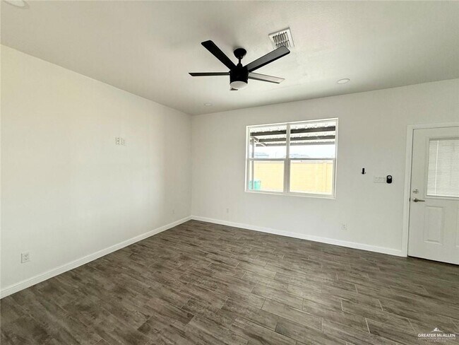 Building Photo - 13 N Crown Ln