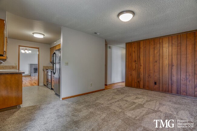 Building Photo - Charming single-family home!