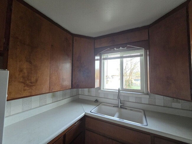 Building Photo - 633 NE Channon Ave