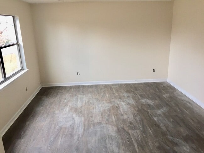 Building Photo - NOW AVAILABLE!! MOVE IN SPECIAL
