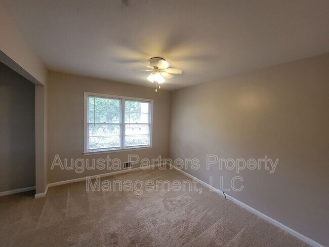 Building Photo - 1125 Crestview Dr
