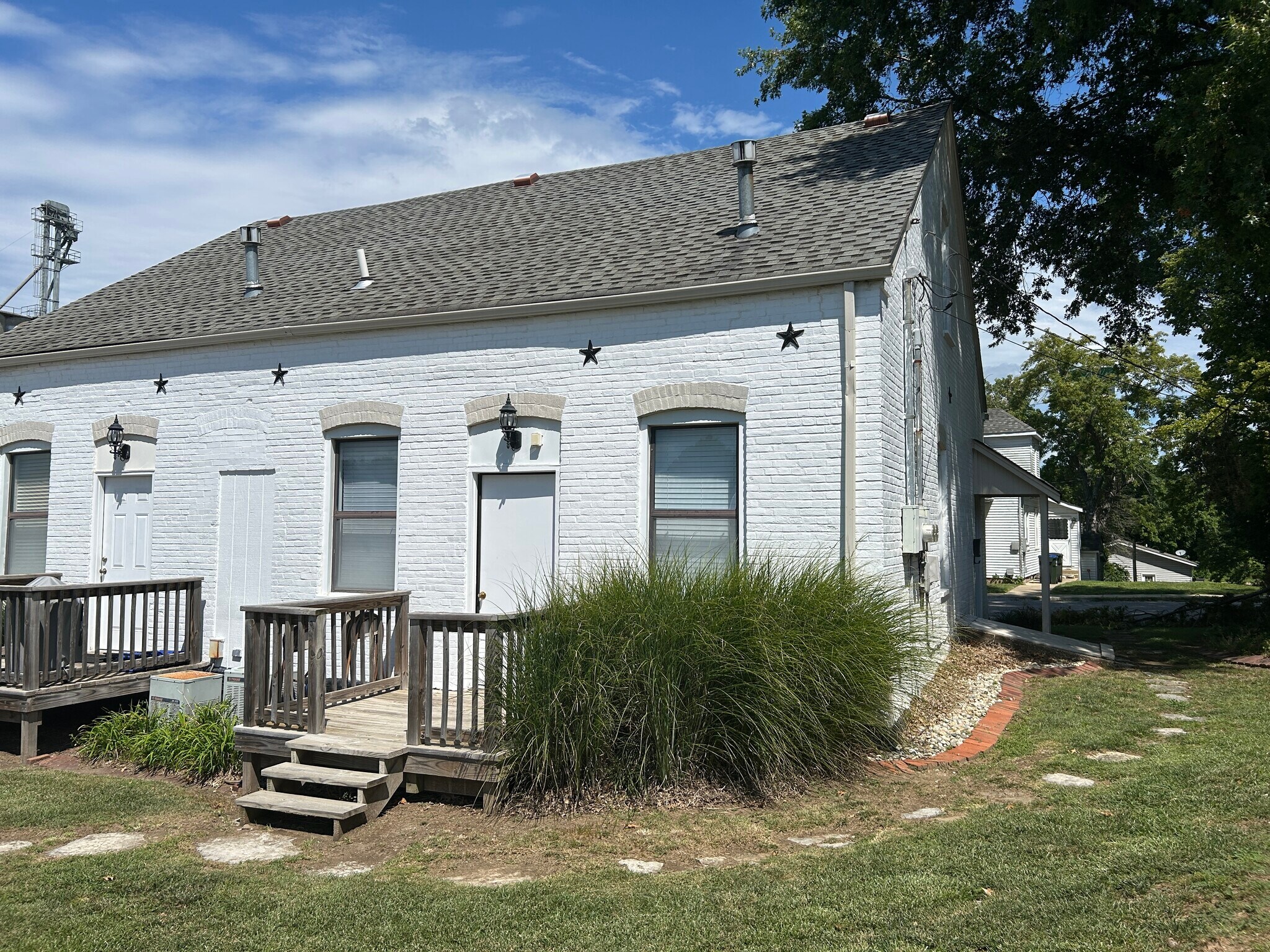 Building Photo - 404 Flower St