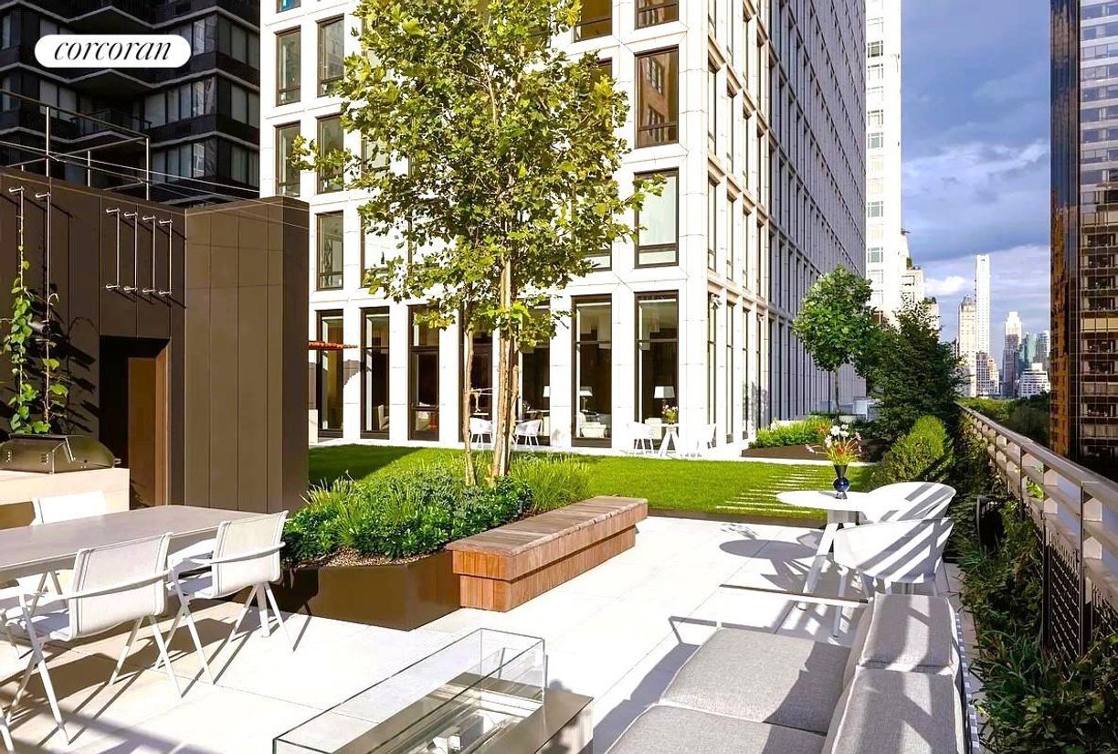 Building Photo - 15-1869 W 61st St