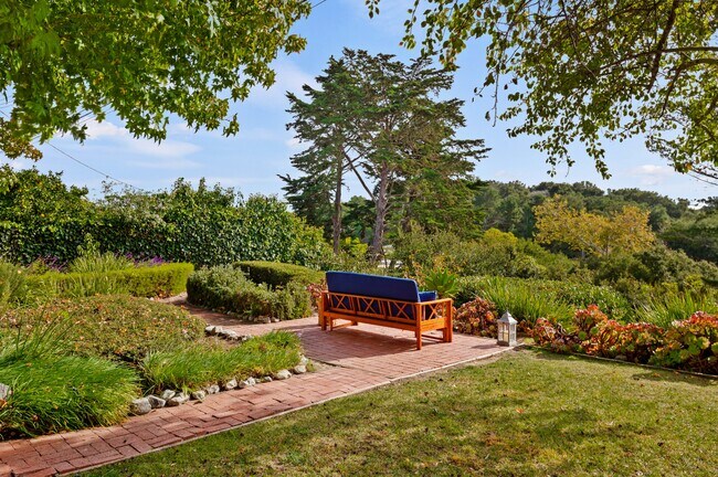 Building Photo - 1476 Crestline Dr