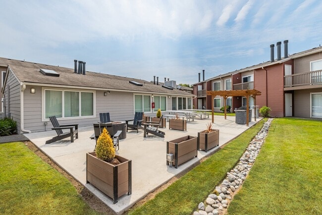 Outdoor Lounge - Pointe East