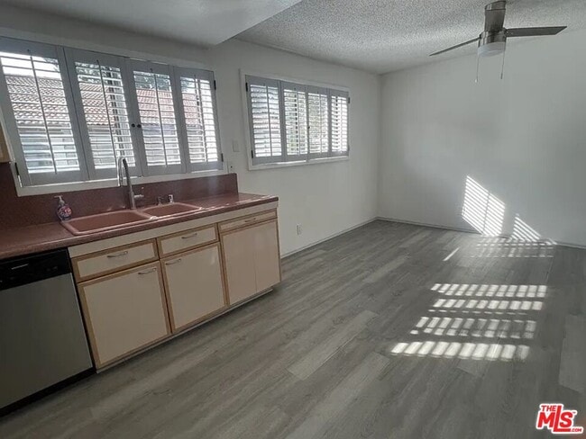 Building Photo - 6255 Canoga Ave