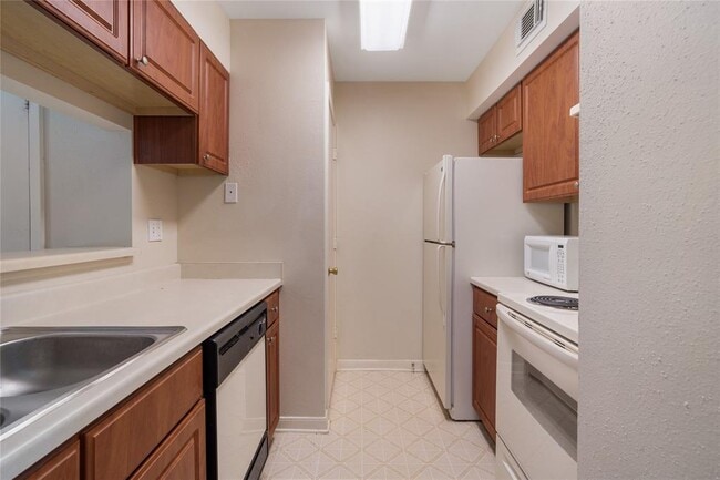 Building Photo - 3300 Pebblebrook Dr