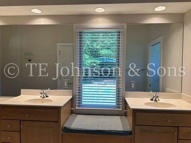 Building Photo - Gorgeous Three Bedroom in Tobaccoville- Mu...