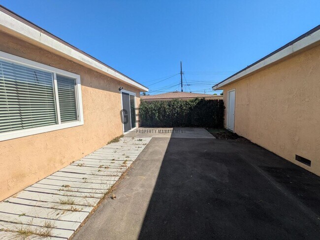 Building Photo - 2180 Placentia Ave