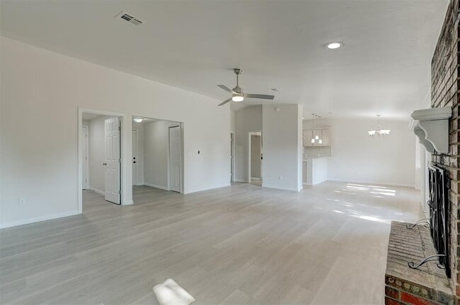 Building Photo - 11601 Matthews Ave