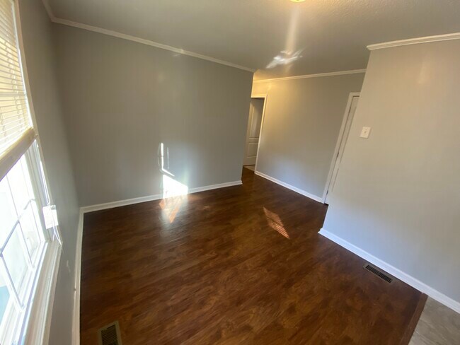 Building Photo - 2206 Emerson Pl