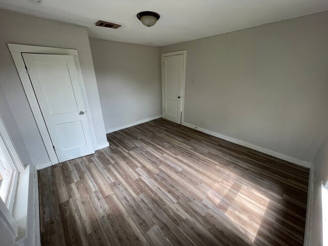 Building Photo - Remodeled 2 Bed Home