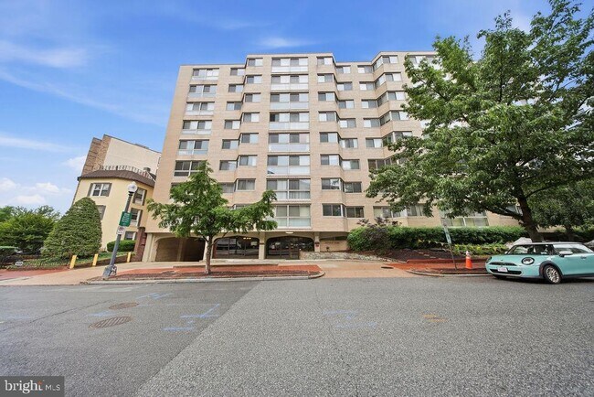 Building Photo - 922 24th St NW