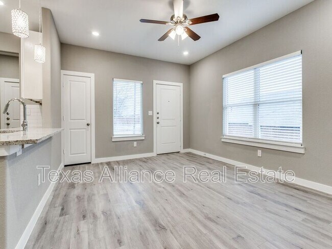 Building Photo - 3207 Karen St