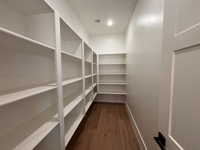 Building Photo - Beautiful 5 bed | 4 Bath | 3 Car Garage