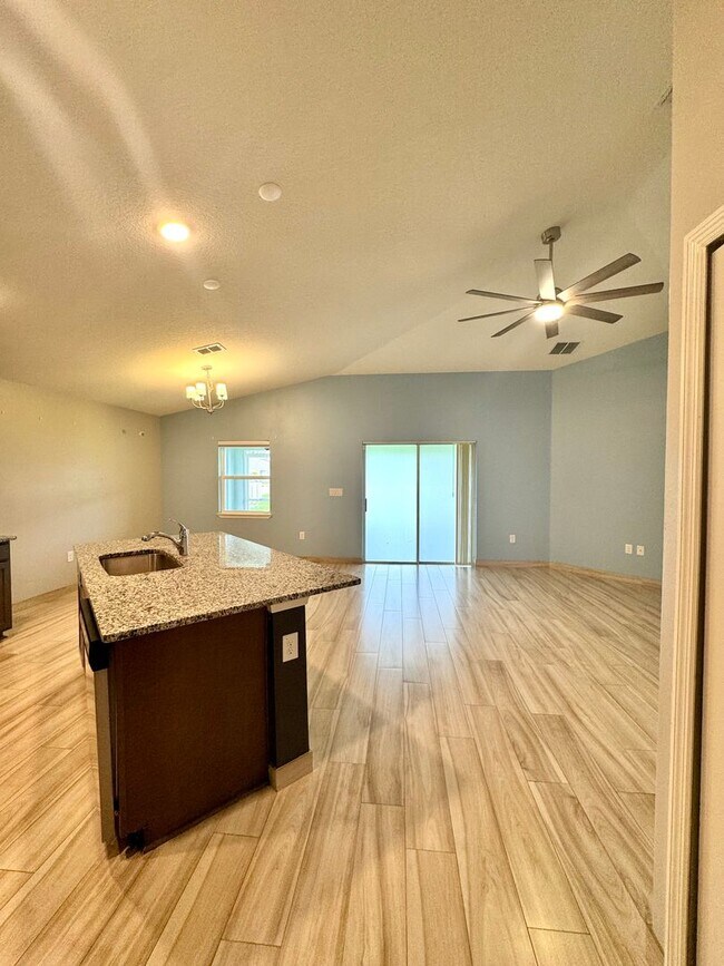 Building Photo - Beautiful 4-Bed, 2-Bath Home in a Prime Location!