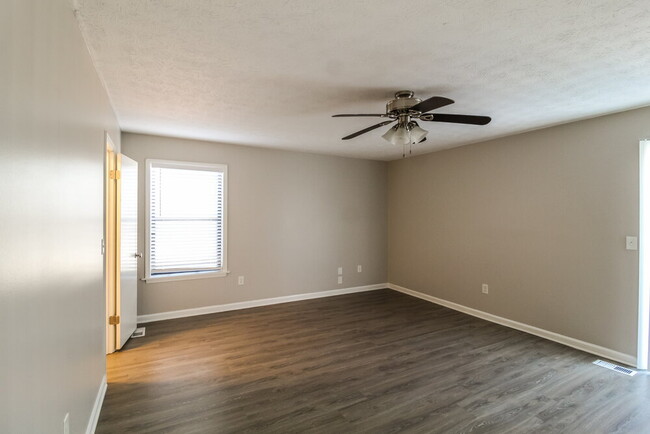 Building Photo - 8950 Western Pines Ct