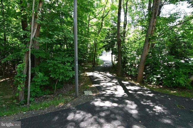 Building Photo - 2220 Springwood Dr