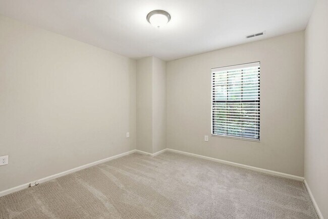 Building Photo - Modern 3BD, 2.5BA North Raleigh Townhome with Upgrades in a Prime Location Near Top Shopping, Din...