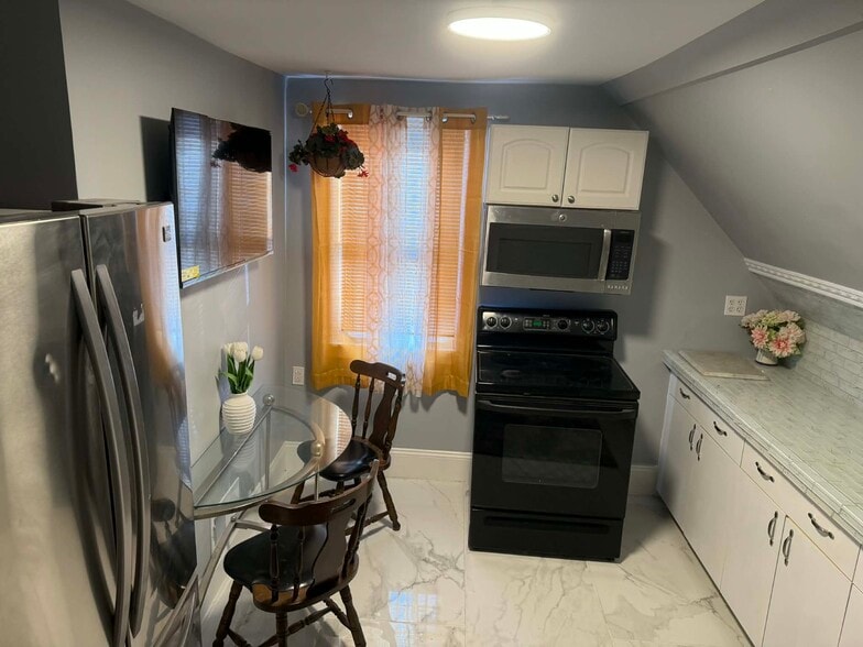 Building Photo - 42 Gage St