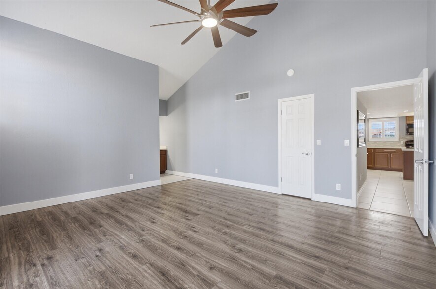 Building Photo - 7800 E Lincoln Dr