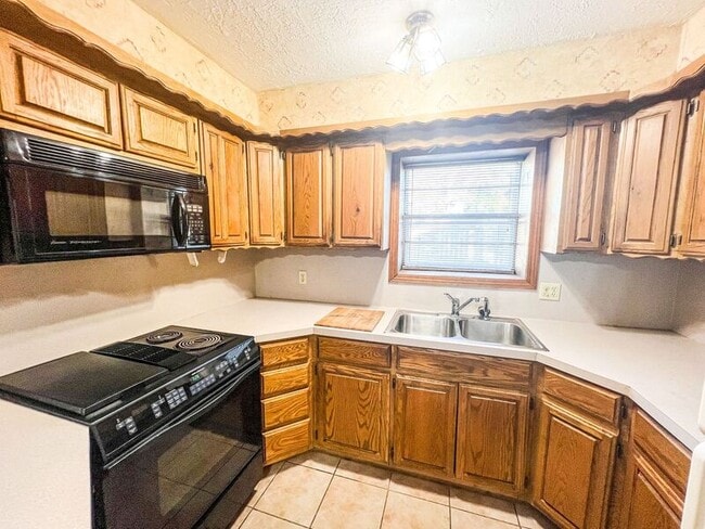 Primary Photo - 501 N Main St