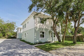 Building Photo - 667 SW Cleveland Ave