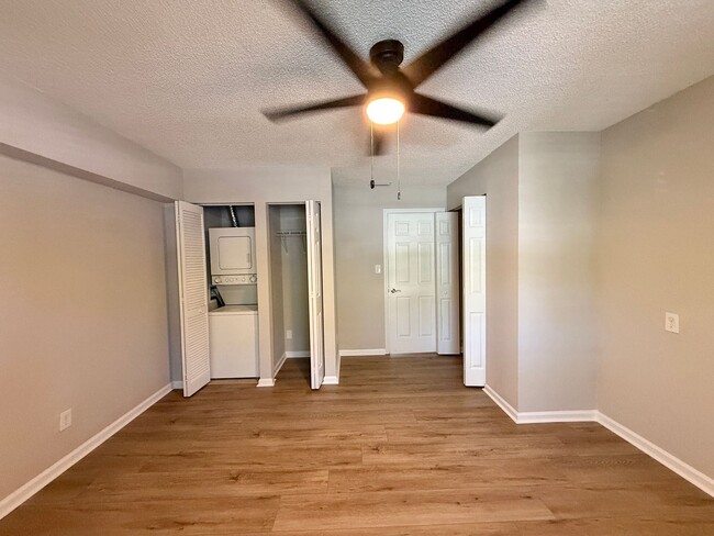 Building Photo - STRATFORD CONVENIENT 1/1 CONDO IN SEMINOLE...