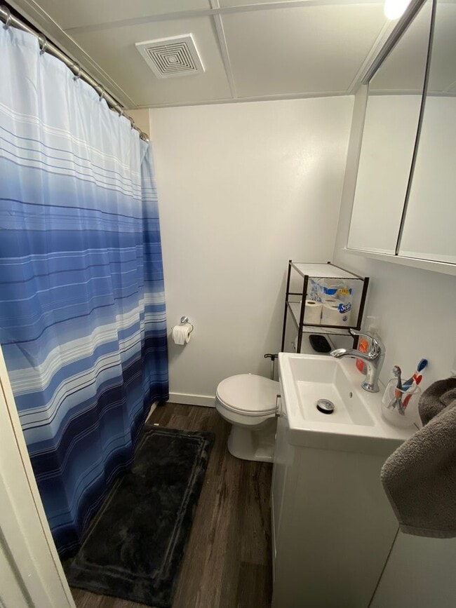 Building Photo - 3 Bedroom Near Campus