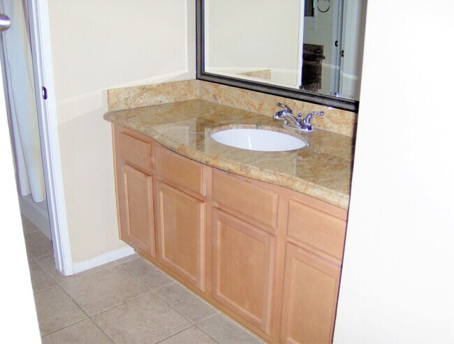 Building Photo - Nice 2 Bedroom 1.25 Bath close to UCR in R...
