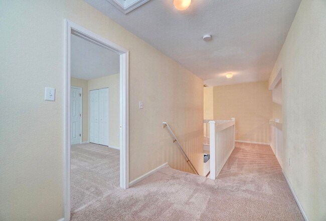 Building Photo - MUST SEE!! 3-Bedroom Home in Bay Breeze Point! Vaulted Ceilings - 1st Floor Primary Bedroom - Att...