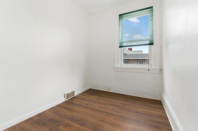 Building Photo - Beautiful 2 Bedroom home in South side ava...