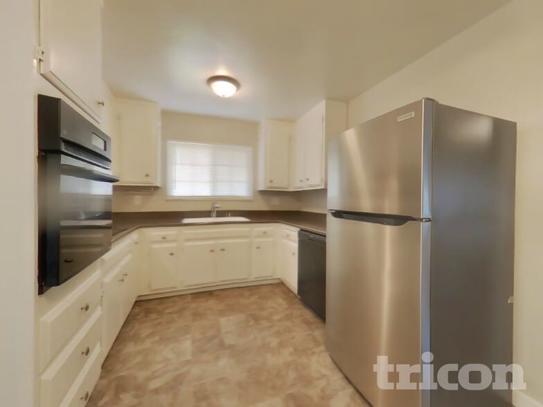 Building Photo - 402 E Pacific Ave