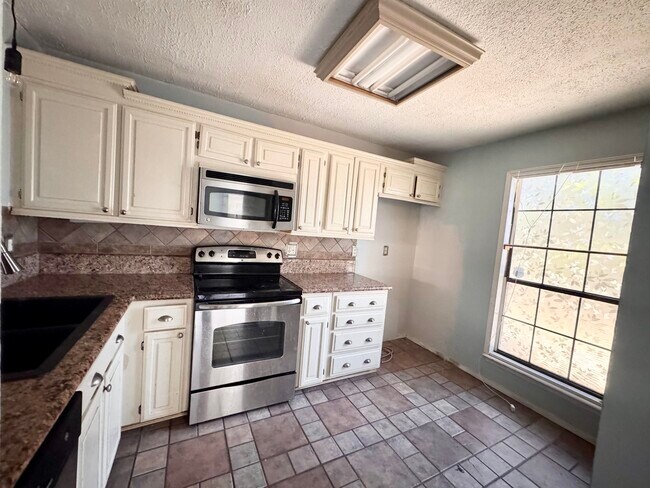 Building Photo - 200 Martingale