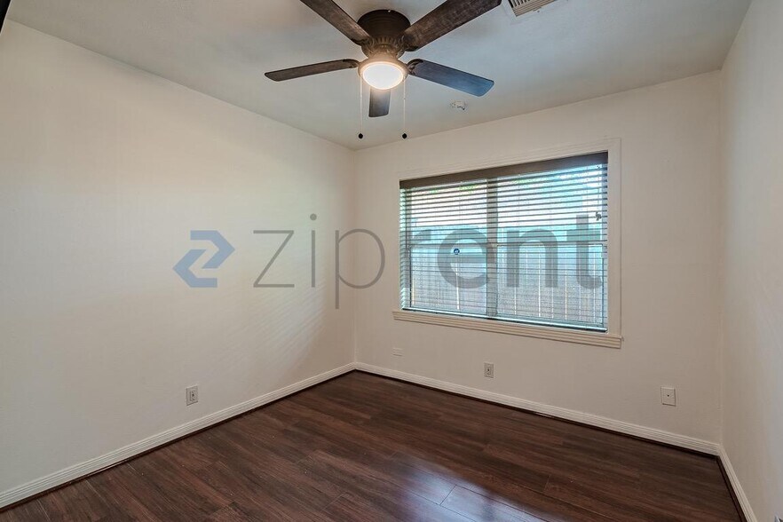 Building Photo - Unit