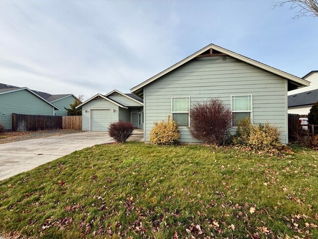 Building Photo - SCHEDULE A TOUR TO VIEW THIS VERY SPACIOUS HOME IN REDMOND!!